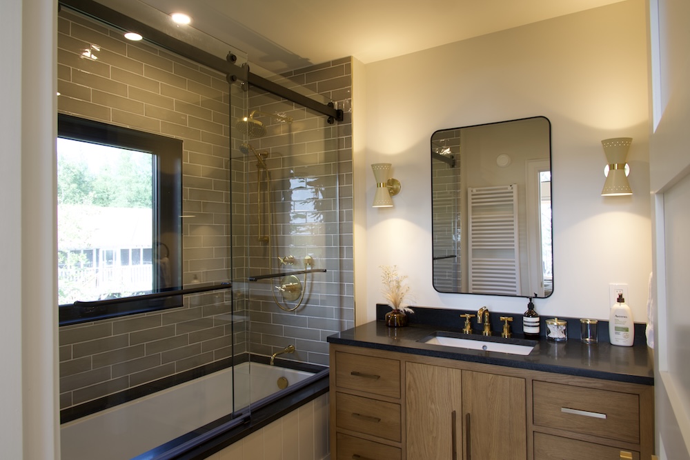 Gryffindor ensuite bathroom with tub and shower